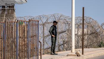 العلاقات المغربية الإسبانية عنصر أمن مغربي على الحدود مع مليلية،2022 (فاضل سنا/فرانس برس)