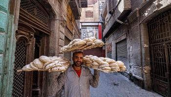 عامل توصيل يحمل الخبز في منطقة الدرب الأحمر بالقاهرة، 27 يوليو 2023 (خالد دسوقي/فرانس برس)