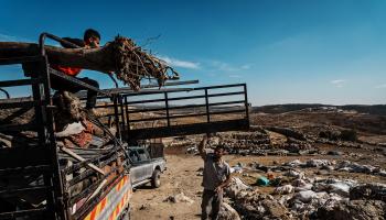 تهجير التجمعات البدوية في الضفة الغربية إحدى عائلات خربة زنوتا أثناء مغادرتها، أكتوبر الماضي (ماركوس يام/Getty)
