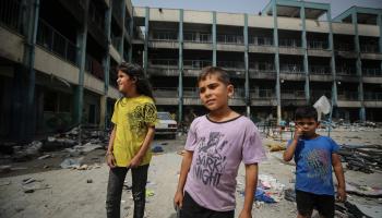 أطفال ومدرسة مدمرة في خانيونس - غزة - 11 مايو 2024 (مجدي فتحي/ Getty)