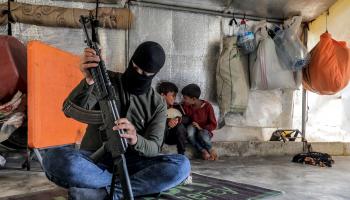 مقاتلون سوريون في النيجر عبد يستعد للتوجه إلى النيجر، شمال حلب،26 إبريل (فرانس برس)