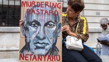 لافتة تتهم رئيس الوزراء الإسرائيلي نتنياهو بأنه قاتل وسط لندن (آندي سولومان/Getty)