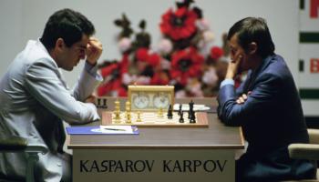 تظل مباراة كاسباروف وكاربوف أحد أشهر المواجهات (جيري كوك/Getty)