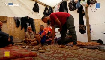 عائلة فلسطينية تعدّ طبق "الفتة الغزية" بعد أشهر من الحرمان