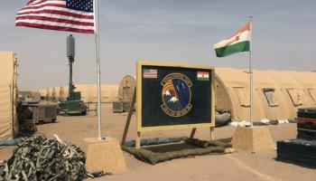 علما أميركا والنيجر أمام قاعدة جوية في أغاديز، 16 إبريل 2018 (أسوشييتد برس)