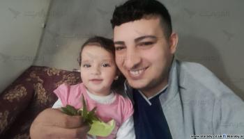 الفلسطيني حمزة أحمد رفقة طفلته قبل 7 أكتوبر 2023 (العربي الجديد)