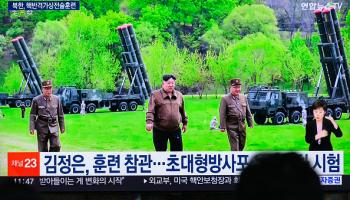زعيم كوريا الشمالية كيم دونغ أون خلال تفقده لنظام صاروخي تكتيكي في بلاده، 14 مايو 2024 (كيم جاي هوان/Getty)