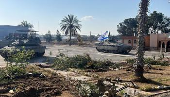 دبابات إسرائيلية قرب معبر رفح، 6 مايو 2024 (Getty)