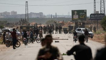 عناصر هيئة تحرير الشام يقطعون الطريق في إدلب، 17-5-2024 (فرانس برس)
