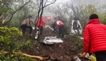 فرق الإنقاذ تنتشل الجثث من موقع سقوط طائرة الرئيس الإيراني 20 مايو