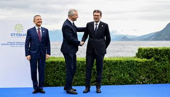 محافظ بنك إيطاليا فابيو بانيتا (يسار) ووزير الاقتصاد والمالية الإيطالي جيانكارلو جيورجيتي (يمين) يقفان مع الفرنسي برونو لو مير (في الوسط) خلال اجتماع وزراء مالية مجموعة السبع في ستريسا، 24 مايو 2024 (غابرييل بويز/ فرانس برس)