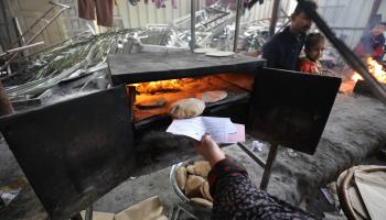 خبز  من أعلاف الجيوانات لمقاومة الجوع في غزة (الأناضول)