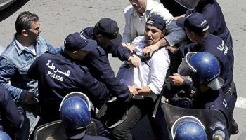 الشرطة تفرق متظاهرين