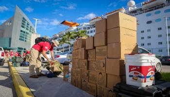 مساعدات ومتطوعون من فلوريدا إلى البهاما (زاك بينيت/فرانس برس)
