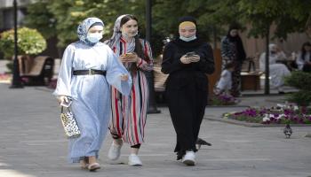فتيات يرتدين اقنعة الوجه في الشيشان (يلينا أفونينا/تاس)