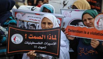 معاناة كبيرة للأسيرات الفلسطينيات بسجون الاحتلال الإسرائيلي (Getty)