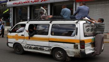 حافلات صغيرة في اليمن/محمد حويس، فرانس برس