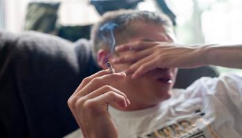 التدخين يعرض المراهقين لخطر الذهان
