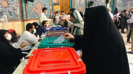إيرانيون يصوتون بالانتخابات الرئاسية السابقة، طهران 18 يونيو 2024 (محمد كورسون/الأناضول)