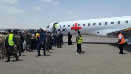 سجناء يصعدون على طائرة للصليب الأحمر قبل إقلاعها من مطار صنعاء 16 إبريل 2023 (Getty)