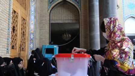 إيرانية تدلي بصوتها في انتخابات رئاسية سابقة