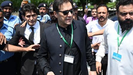 عمران خان بعد مثوله أمام المحكمة العليا، 24 يوليو 2023 (فرانس برس)
