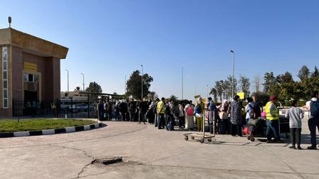 فلسطينيون عند معبر رفح الحدودي بين غزة ومصر، 9 نوفمبر 2023 (فرانس برس)