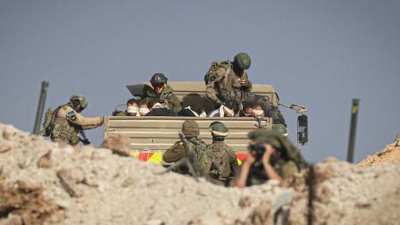 جنود الاحتلال يحتجزون فلسطينيين بحي الزيتون، 19-11- 2023 (فرانس برس)