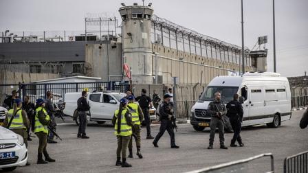 هيئة شؤون الأسرى ترصد تصاعد الانتهاكات في سجون الاحتلال، سجن عوفر 25 نوفمبر 2024 (الأناضول)