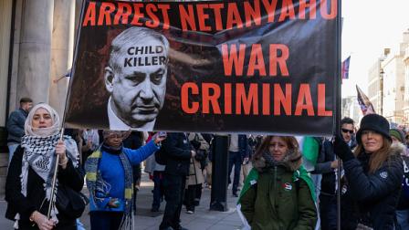 لافتة تطالب بالقبض على نتنياهو "مجرم الحرب" خلال تظاهرة في لندن، 25/11/2023 (مارك كريسون/Getty)