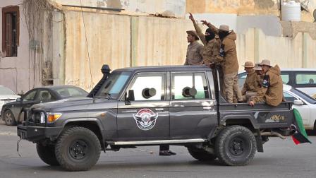 قوات الأمن الليبية في أحد شوارع طرابلس، 17/02/2024 (محمود تركية/ فرانس برس)