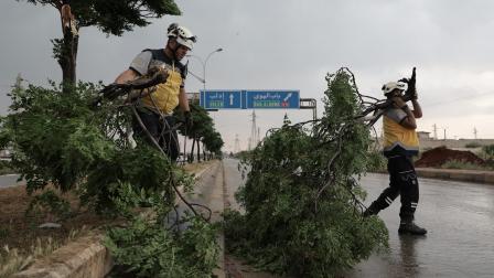 عاصفة تسببت في اقتلاع الأشجار وتعطيل الدراسة شمالي سورية، 30 إبريل 2024 (الدفاع المدني السوري)