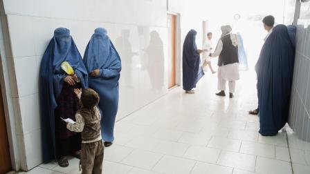 زيارة الطبيب والحصول على دواء غير مألوفين لدى الأفغانية الحامل (Getty)