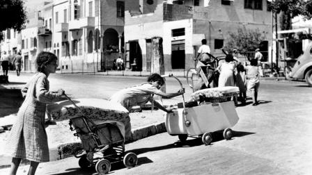 فتيات في مدينة يافا في 13/5/1948 (من المعرض)