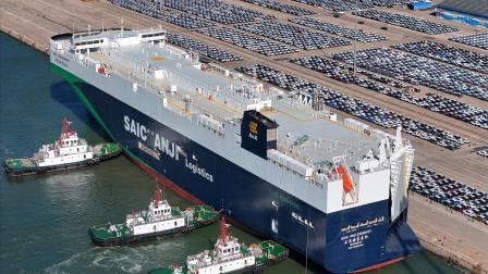 سفينة صينية عملاقة تعمل بوقود الغاز الطبيعي/ ميناء يانتي في 15 مايو2024(نور/getty)