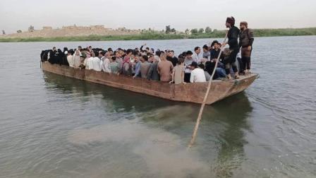 طلاب من دير الزور يعبرون نهر الفرات لتقديم الامتحانات، في 29 مايو 2024 (فيسبوك)