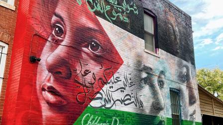 جويل بيرغنر... جدارية لثلاثة أطفال فلسطينيين ينظرون إلى الأمام (فيسبوك)