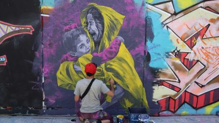 	 الفنان الأرجنتيني خوان كانتور يُنجز غرافيتي في مدينة برشلونة (رومان راميريز / الأناضول)