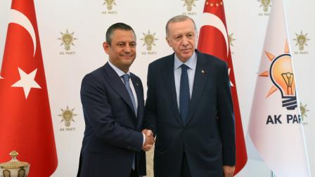أردوغان يصافح زعيم المعارضة التركية أوزغور أوزال 2/5/2024 (الأناضول)
