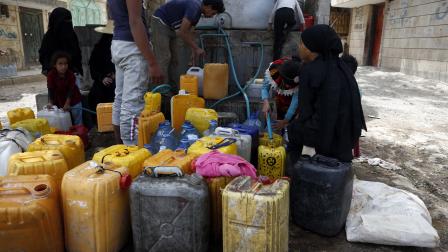 يمنيون يملأون قوارير بلاستيكية بالمياه من خزانات في صنعاء، 13 سبتمبر 2023 (الأناضول)