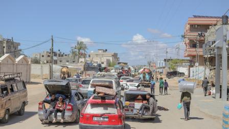 غادر المئات مدينة رفح بعد التهديدات الإسرائيلية (خميس الريفي/فرانس برس)