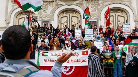 طلاب تونس في تظاهرة تضامن مع غزة (حسن مراد/Getty)