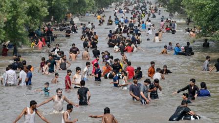 السباحة في القناة تقيهم من الحرارة المرتفعة (عارف علي/ فرانس برس)