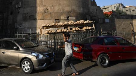 توصيل الخبز في القاهرة، الثلاثاء الماضي (خالد دسوقي/فرانس برس)