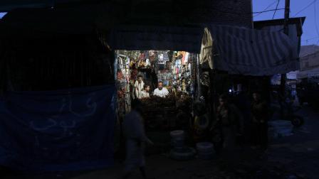 الظلام يُغرق شوارع اليمن (محمد حويس/ فرانس برس)