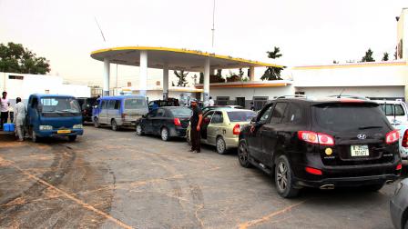 محطة وقود ليبيا في طرابلس (حازم تركية/الأناضول)