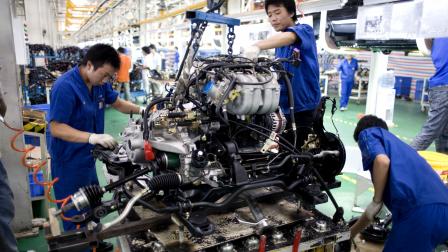 عمال تجميع سيارات في مصنع BYD بمقاطعة قوانغدونغ الصينية (Getty)