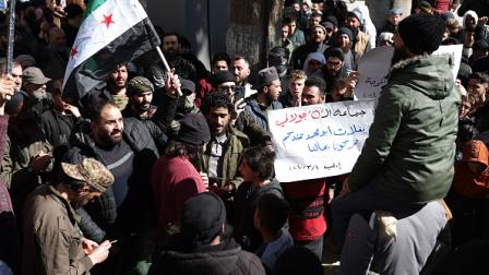 متظاهرون ضد هيئة تحرير الشام، إدلب 1 مارس 2024 (عمر حاج قدور/فرانس برس)