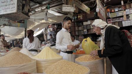 سوق الحبوب في مدينة صنعاء القديمة التاريخية، 28 فبراير 2024 (Getty)