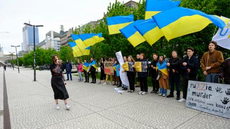 أوكرانيون يطالبون بمصادرة أصول روسيا - بروكسل 11 إبريل 2024 (Getty)